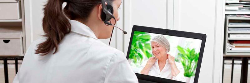 Via Videotelefonie können sich Fachärzte, Allgemeinmediziner oder auch Ergo- und Psychotherapeuten mit ihren Patienten austauschen