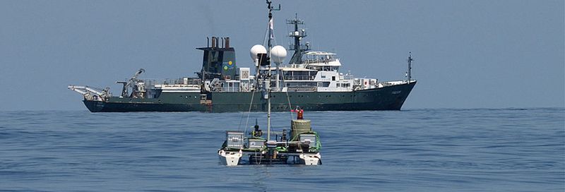 Auf einer Forschungsreise mit dem US-amerikanischen Forschungsschiff FALKOR im Herbst 2016 setzen die Forscher den Sea Surface Scanner ein.