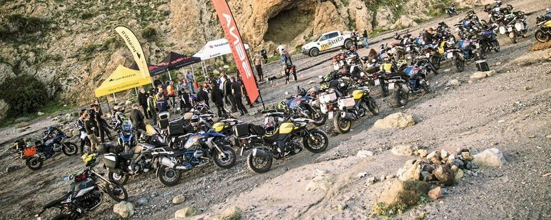 Volle Bucht: 2019 fungierte das „Almeria-Presseevent“ wieder als ideale Kombination, um neue Produkte unterschiedlicher Marken kennenlernen und vor allem am eigenen Leib erfahren zu können – auf und abseits von Straßen.