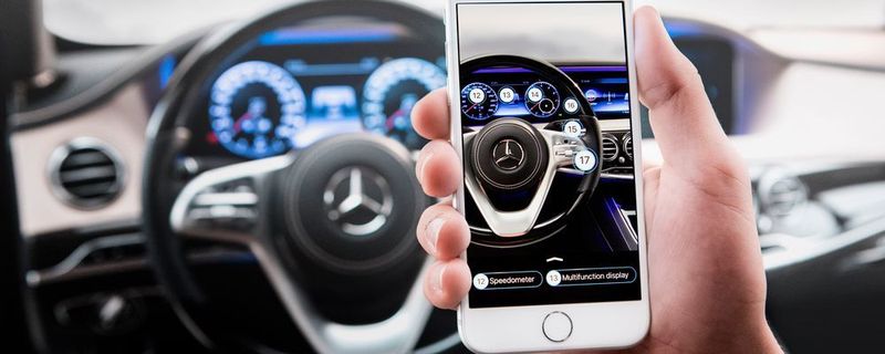 Die App „Ask Mercedes“ erklärt dem Fahrer Cockpit-Funktionen und Bedienelemente.