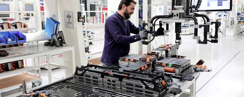 In Braunschweig fertigt Volkswagen unter anderem die Batteriesysteme für den E-Golf. Nun steckt das Unternehmen Geld in ein Start-up für weitere Forschung zur Batterietechnik.