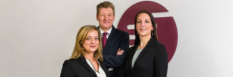 Gina Kaulfuß, Manager Inside Sales; Oliver Lotz, Director Client Consulting; Stefanie Kurzinsky, Manager Marketing & Communications ergänzen das DextraData Management. (v.l)
