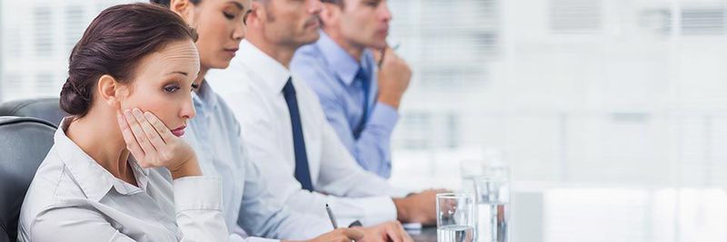 Acht von zehn Büroangestellten gaben an, an ihrem Arbeitsplatz produktiver zu sein als in Meetings.