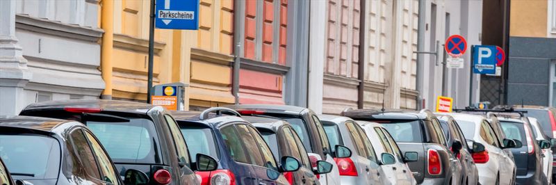 Der Parkraum ist in vielen Städten begrenzt.