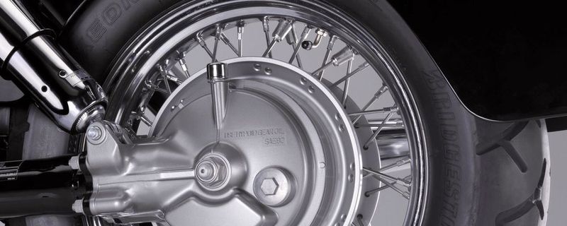 Bild 1: Bei vielen Motorradfahrern sind Speichenräder sehr beliebt.