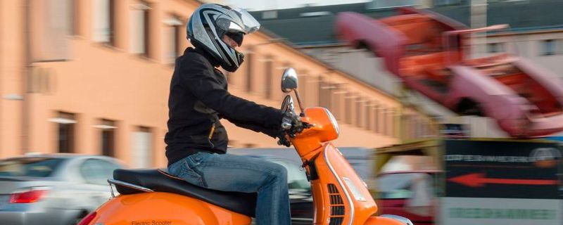 Für Aufsehen in München dürfte zusätzlich eine Studie sorgen, die Vision und reales Fahrvergnügen unter einen Hut bringt: Der spektakuläre Continental Electric-Scooter auf Basis einer Vespa GTS 125.