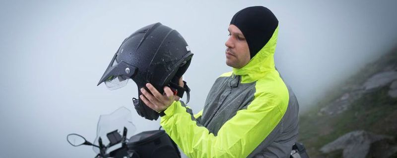 Ein ausgeklügeltes Extra ist die im Kragen verstaute Regenkapuze mit integrierter Sturmhaube aus Lycra. Sie kann unter dem Helm getragen werden und soll das Wasser außen am Kragen abfließen lassen.