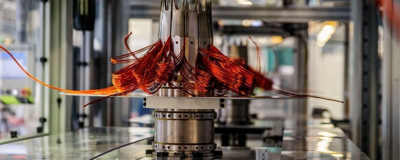 Das Joint Venture EM-Motive war gegründet worden, um den Einstieg in die Elektromotoren-Fertigung für Bosch und Daimler wirtschaftlich zu gestalten: Bei anfänglich kleinen Stückzahlen teilten die Konzerne die hohen Investitionen für Entwicklung und Fertigung von Elektromotoren auf.