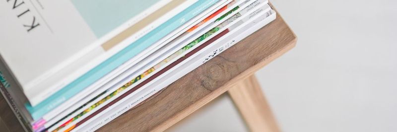 B2B Unternehmen können Print-Kampagnen beispielsweise über Fachmagazine laufen lassen. Sie haben so die Möglichkeit ihre Expertise nach außen zu tragen, neue Produkte anzukündigen oder Messetermine bekannt zu machen.