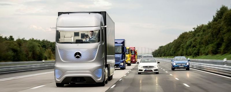 Teilautomatisierte Lkw sparen Speditionen keine Lohnkosten – die Unternehmen hoffen auf vollautonome Modelle, die zumindest überwiegend ohne Fahrer auskommen.