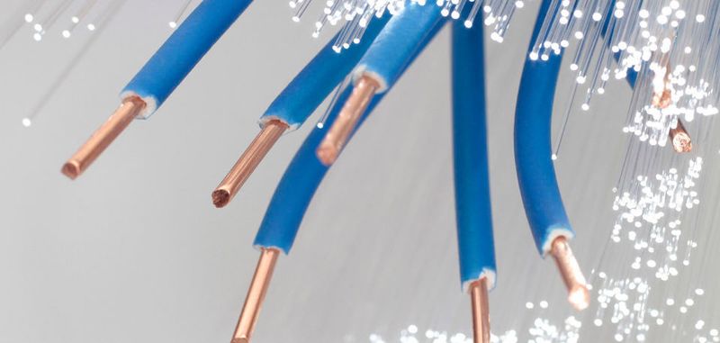Der aktuelle Beschluss der Bundesnetzagentur verärgert Verbände wie Breko oder Buglas. Die Telekom erhalte so ein „Quasi-Monopol“. Die Telekom selbst sieht sich oder ihre Technologie in keinerlei Hinsicht bevorzugt.