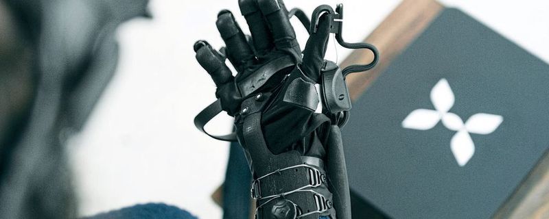 Der Haptx Glove besteht aus einem „smarten“ Stoff, in dem Mikrofluide und Luftpolster sowie ein Exoskelett für haptisches Feedback sorgen.