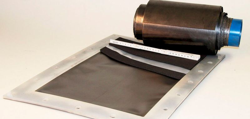 Die Forscherinnen und Forscher kön-nen die Eigenschaften der Bipolarplatten an die jeweiligen Anforderungen anpassen.