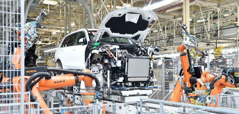 Rund 1.800 Lieferanten an über 4.000 Standorten liefern täglich über 31 Millionen Bauteile zu den weltweit 30 Produktionsstandorten der BMW Group. Dabei helfen Digitalisierung und Innovationen die Logistik flexibler und effizienter zu gestalten.
