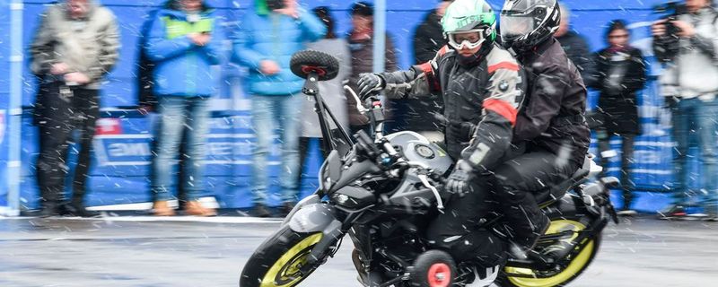 Schräglagentraining im Schneetreiben, neue Bikes, heiße Shows und Partystimmung: Das war die Motoradwelt Bodensee 2019.