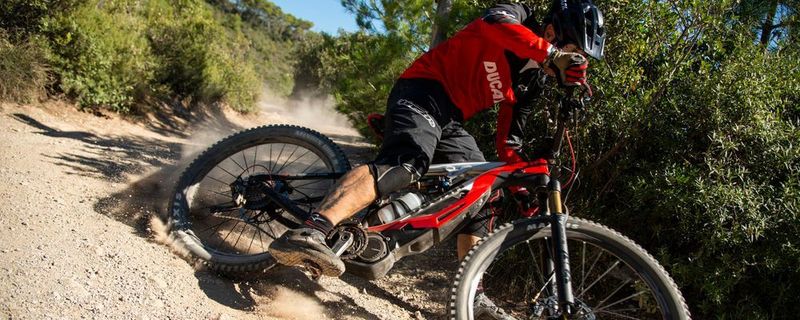 Die Ducati MIG-RR dürfte auch in anspruchsvollem Geläde ein gute Figur machen.