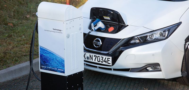 Die Batterie eines Nissan Leafs dient, sobald das Fahrzeug an die Ladesäule angeschlossen ist, als Energiespeicher und -quelle. Als Teil der Primäregelleistung nimmt das E-Auto überschüssige Energie aus dem Stromnetz auf oder speist sie ein.