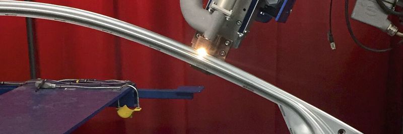 Die Laserschweißzange lässt sich außerhalb von Laserschweißzellen einsetzen und funktioniert dank integrierter Absaugfunktion ohne energieintensive Pneumatik.