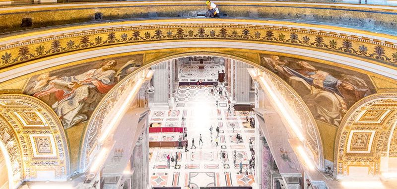 Der Petersdom in Rom erstrahlt dank der rund 100.000 aus 780 Spezialleuchten komplett und Schatten findet man kaum noch. Doch das Prestige-Projekt wird von den schlechten Quartalszahlen getrübt.