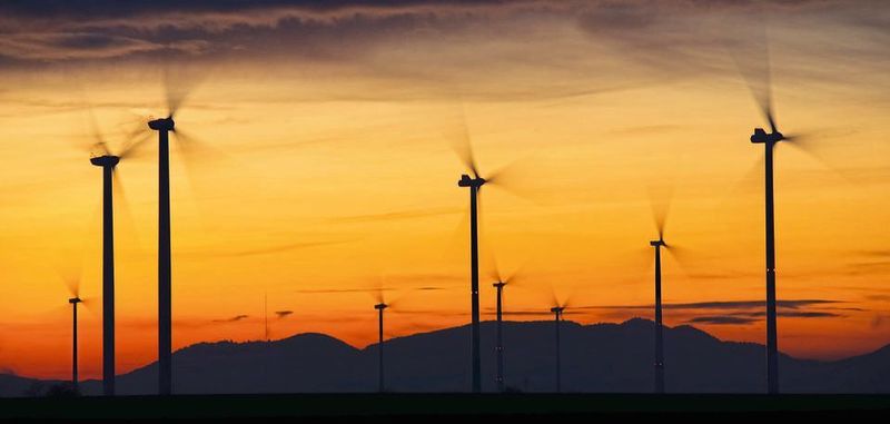 Reibungslos: Damit Windkraftanlagen zuverlässig Strom produzieren können, ist eine zuverlässige Überwachung rund um die Uhr wichtig. Präzise Sensorik stellt die Überprüfung in Echtzeit sicher.