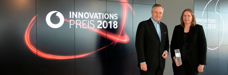 Verleihung des Vodafone Innovationspreises 2018: Vodafone-CEO Hannes Ametsreiter mit Preisträgerin Prof. Anja Feldmann
