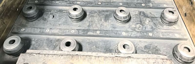 Protection system consisting of 20 ACE structure shock absorbers supporting the drawer of the dross sorting plant during operation.