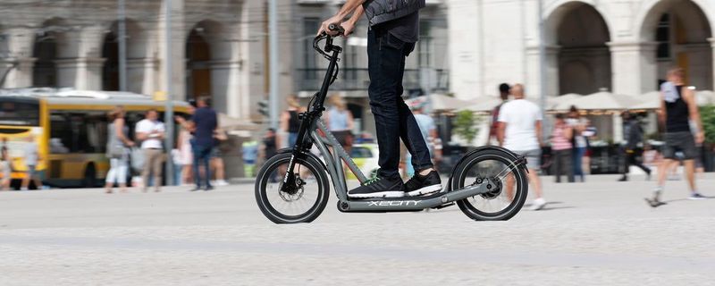 Der elektrische Kickscooter von BMW soll sowohl auf Straßen als auch auf Radwegen fahren dürfen.