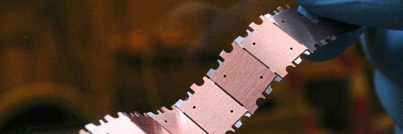 Wichtige Voraussetzung für smarte Medizinelektronik wie z.B. Wearables: Das Fraunhofer IZM hat einen mechanisch flexiblen Batteriestreifen aus segmentierten Mikrobatterien entwickelt, der auch anspruchsvolle Elektronik mit Energie versorgen kann.