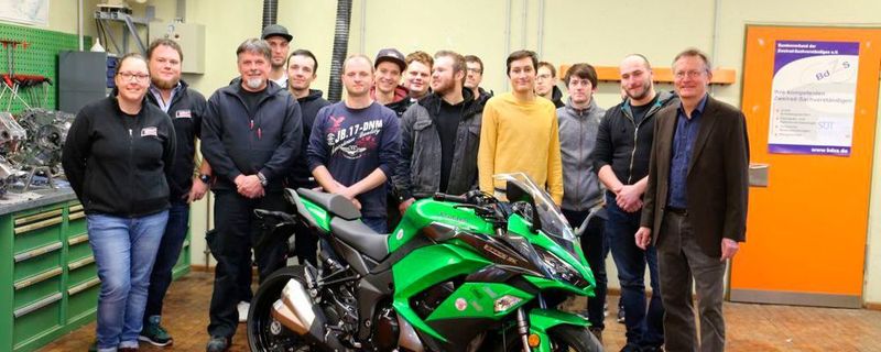 Strahlende Gesichter bei der Übergabe der Kawasaki durch Hänsle Motorradsport.