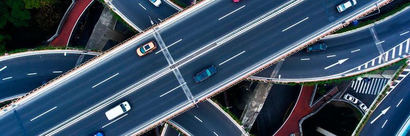 Die Analyse von Daten aus vernetzten Fahrzeugen ermöglicht es Versicherern, Fahrerrisiken besser einzuschätzen