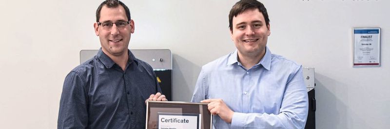 Martin Stöcker von das Dokuteam NordWest empfängt das Reseller-Zertifikat von Dominik Solenicki, CEO von Sintratec.