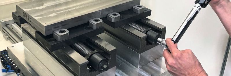 Kombinieren für grosse Werkstücke: Auf einer Adapterplatte mit Konsolen montierte Einfachspanner S2 spannen mit Pendelbacken zuverlässig bei hohen Haltekräften.