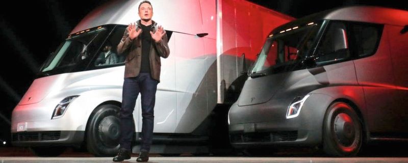 Seit der Unternehmensgründung 2003 hat Tesla bislang überhaupt nur viermal ein Vierteljahr mit einem Überschuss abschließen können. Im laufenden Quartal rechnet Musk nur mit einem „sehr kleinen Nettogewinn“.