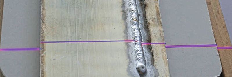 Blauer Laser auf Schweißnaht.