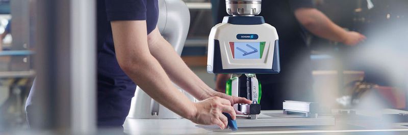 Mit künstlicher Intelligenz neue Maßstäbe im kollaborienden Handling setzen, dies ist das Ziel von Schunk. Auf der Hannover Messe 2019 wird ein Standardgreifer mit einer Greifkraft von 450 N mit einem Menschen eng zusammenarbeiten.