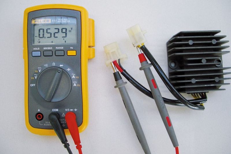 Prüfung einer Gleichrichterdiode. Hier wird in Durchlassrichtung gemessen; der Messwert zeigt die Schwellspannung der Diode.