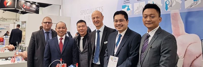 Auf der Messe Medica zeigte das Team der malaysischen Außenhandelsförderung Matrade mit Badrul Hisham Hilal (2.v.r.) Flagge.