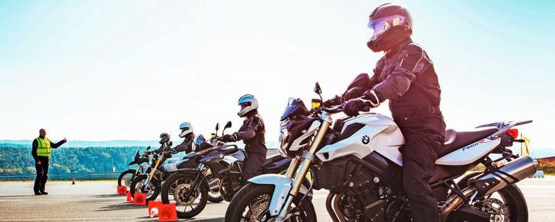 Continental verhilft 100 Motorradfahrerinnen und Motorradfahrern zu einer kostenlosen Fortbildung in Sachen Fahrtechnik.