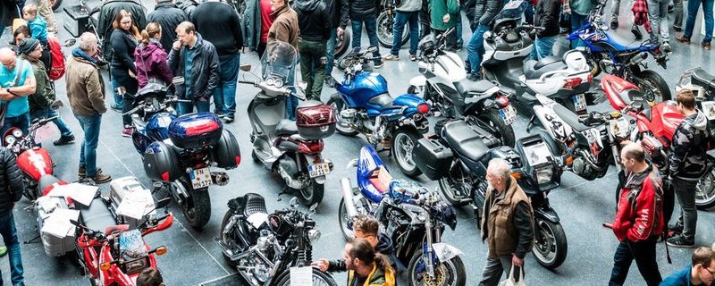 Andrang auf dem Gebrauchtmotorradmarkt im Rahmen der diesjährigen Motorradwelt Bodensee in Friedrichshafen.