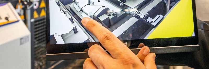 Bleche bearbeiten können sie alle. Deshalb entscheiden beim Kauf einer Stanze, Presse oder Biegemaschine heute mehr und mehr zusätzlich beste Usability und der Wohlfühlfaktor beim Bedienen – die User Experience (UX).