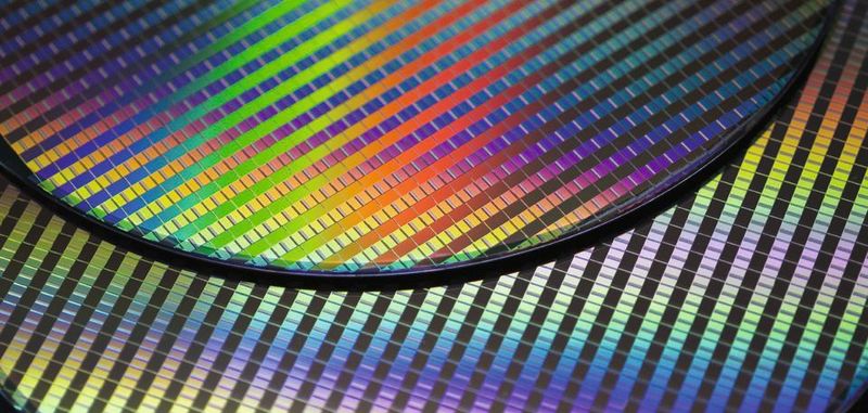 Leitplanke: Eine dünne Isolationsschicht unterhalb des Transistorkanals verhindert den Abfluss von Elektronen aus dem Kanal in das Substrat. Das ermöglicht die Integration sparsamer Transistoren.