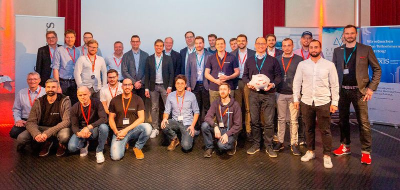 Start-ups, Jury und die Organisatoren haben sich zum Gruppenbild aufgestellt.