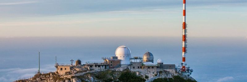 Der THU9evo Hochleistungssender von Rohde & Schwarz mit einer Sendeleistung von 5 kW (100 kW ERP) und die speziell entwickelte Antenne von Kathrein sind Teil der Testausstrahlung von LTE Broadcast.