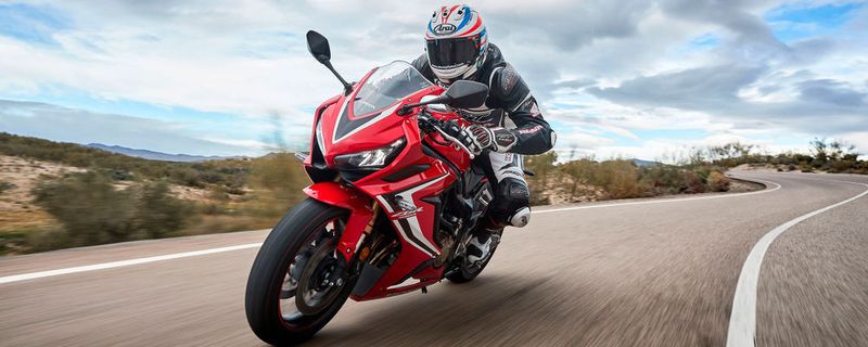 Alle diejenigen, die das gebückte Fahren dem aufrechten Sitzen vorziehen, kann im Falle der 9.290 Euro teuren Honda CBR 650 R zugeraten werden.