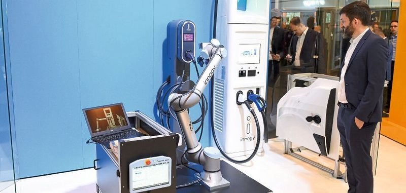 Laderoboter, der selbstständig das Schnellladekabel mit dem Elektroauto verbindet: Er ist ausgestattet mit feinster Sensorik sowie einer Kamera und erkennt damit, wie und wo ein Auto geparkt ist.
