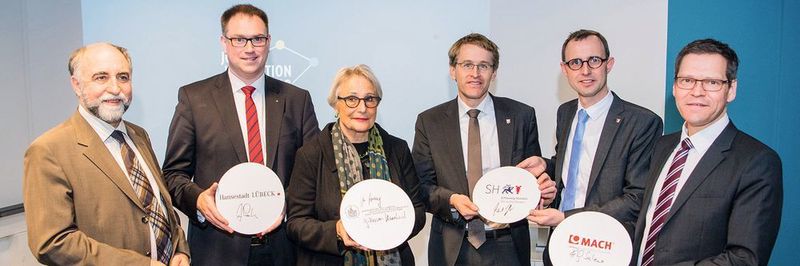 (v. l.) Bürgermeister Jan Lindenau, Präsidentin der Universität zu Lübeck Prof. Dr. Gabriele Gillessen-Kaesbach, Minister-präsident Daniel Günther, Chef der Staatskanzlei Dirk Schrödter und MACH-Vorstandsvorsitzender Rolf Sahre bei der Eröffnung des Joint Innovation Lab