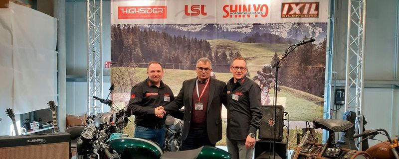 Einer der Höhepunkte der Paaschburg & Wunderlich-Partnertage 2019 – die Übergabe einer Triumph Thruxton aus dem Intermot-Gewinnspiel (v.li.): Außendienstmitarbeiter Simon Marquardt, Gewinner Günther Voit und Vertriebsmitarbeiter Carsten Hinrichs.