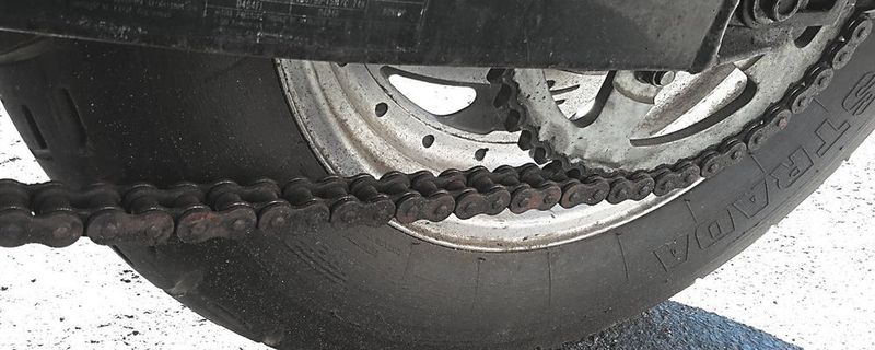 Motorradketten sollten regelmäßig einer genauen Sichtkontrolle unterzogen werden.