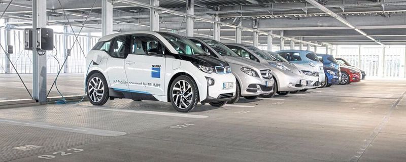 Künftig sollen bei Trumpf eigene Fahrzeuge und die der Mitarbeiterin einem zentralen Ort im neuen Parkhaus geladen werden können.