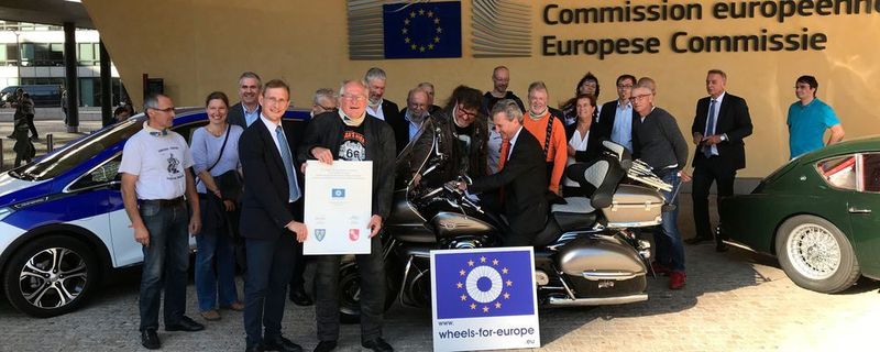 Lobbyarbeit für Euopa und das Motorradfahren: Die Initiative Wheels for Europe stattet 2018 EU-Kommissar Oettinger einen Besuch in Brüssel ab.